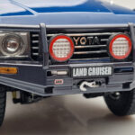 Toyota Land Cruiser 60 Blauw Met Optionele Onderdelen Kyosho 1:18 - image 8 of 11