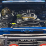 Toyota Land Cruiser 60 Blauw Met Optionele Onderdelen Kyosho 1:18 - image 9 of 11