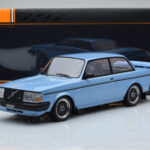 Volvo 240 Turbo Lichtblauw IXO 1:18 - image 6 of 6