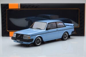 Volvo 240 Turbo Lichtblauw IXO 1:18 18MCC090 Metaal — afbeelding 6 van 6