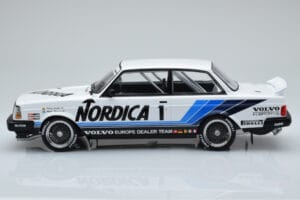 Volvo 240 Turbo Nordica #1 J. Cecotto / A. Olafsson ETCC Brno 1986 IXO 1:18 18RMC087 Metaal — afbeelding 3 van 6