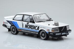 Volvo 240 Turbo Nordica #1 J. Cecotto / A. Olafsson ETCC Brno 1986 IXO 1:18 18RMC087 Metaal — afbeelding 4 van 6