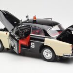 Volvo P121 Politie Revell 1:18 8904 - image 5 of 8