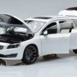 Volvo V60 D3 Crystal Wit FAW 1:18 - image 2 of 7