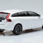 Volvo V60 D3 Crystal Wit FAW 1:18 - image 3 of 7