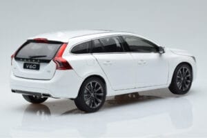 Volvo V60 D3 Crystal Wit FAW 1:18 9430840 Metaal — afbeelding 3 van 7