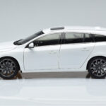Volvo V60 D3 Crystal Wit FAW 1:18 - image 4 of 7
