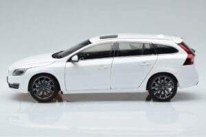 Volvo V60 D3 Crystal Wit FAW 1:18 9430840 Metaal — afbeelding 4 van 7