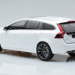 Volvo V60 D3 Crystal Wit FAW 1:18 - image 6 of 7