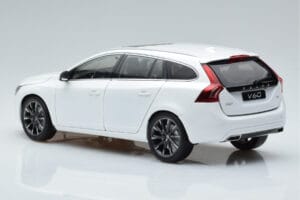 Volvo V60 D3 Crystal Wit FAW 1:18 9430840 Metaal — afbeelding 6 van 7