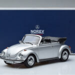 Volkswagen Kever 1303 Cabriolet Zilver Norev 1:18 - image 6 of 6