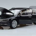 Volkswagen Phaeton V6 Mazeppa Grijs Kyosho 1:18 - image 2 of 9