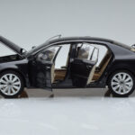 Volkswagen Phaeton V6 Mazeppa Grijs Kyosho 1:18 - image 4 of 9