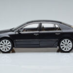 Volkswagen Phaeton V6 Mazeppa Grijs Kyosho 1:18 - image 5 of 9