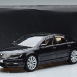 Volkswagen Phaeton V6 Mazeppa Grijs Kyosho 1:18 - image 9 of 9