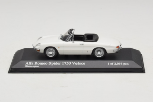 Alfa Romeo 1750 Spider Veloce Wit Minichamps 1:43 400120530 Metaal