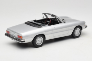 Alfa Romeo 2000 Spider Zilver Norev 1:18 187884 Metaal — afbeelding 2 van 6