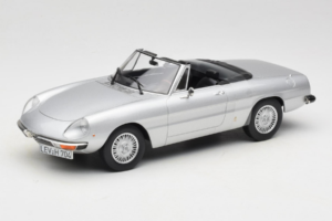 Alfa Romeo 2000 Spider Zilver Norev 1:18 187884 Metaal