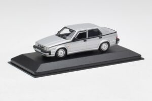 Alfa Romeo 75 3.0 V6 Zilver Minichamps 1:43 400120461 Metaal — afbeelding 2 van 4