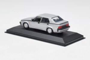 Alfa Romeo 75 3.0 V6 Zilver Minichamps 1:43 400120461 Metaal — afbeelding 3 van 4