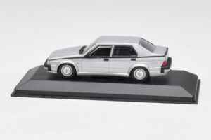 Alfa Romeo 75 3.0 V6 Zilver Minichamps 1:43 400120461 Metaal