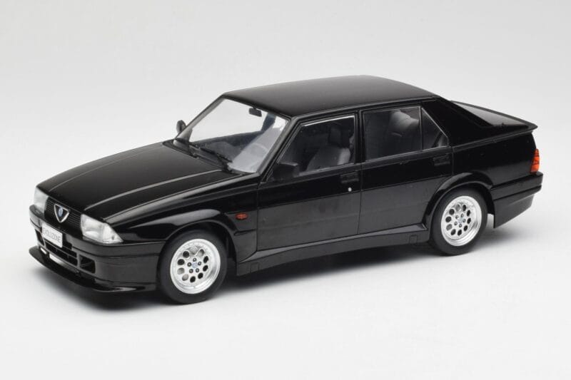 Alfa Romeo 75 Turbo Evoluzione Zwart MCG 1:18 MCG18429 Metaal