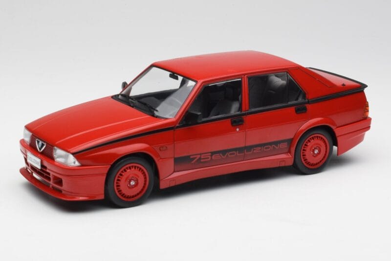 Alfa Romeo 75 Turbo Evoluzione Rood MCG 1:18 MCG18428 Metaal