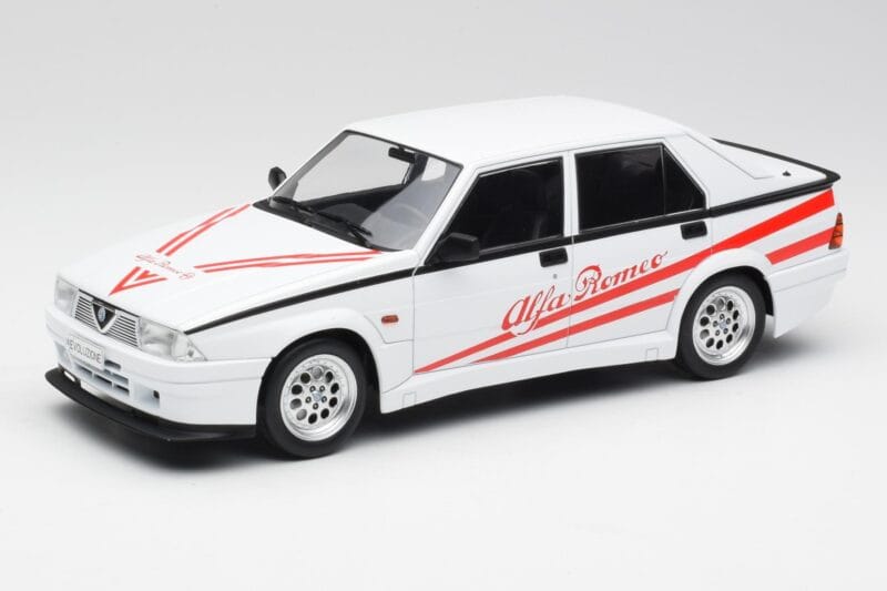 Alfa Romeo 75 Turbo Evoluzione Wit MCG 1:18 MCG18430 Metaal