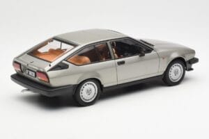 Alfa Romeo Alfetta GTV 2.0 Grijs Metallic AUTOart 1:18 70147 Metaal — afbeelding 3 van 8