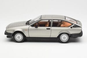 Alfa Romeo Alfetta GTV 2.0 Grijs Metallic AUTOart 1:18 70147 Metaal — afbeelding 4 van 8
