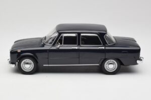Alfa Romeo Giulia 1300 Blauw Minichamps 1:18 180120905 Metaal — afbeelding 4 van 8