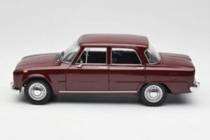Alfa Romeo Giulia 1300 Donkerrood Minichamps 1:18 180120906 Metaal — afbeelding 4 van 8