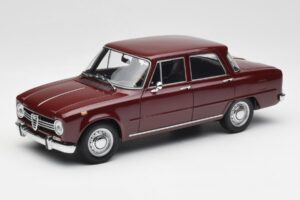 Alfa Romeo Giulia 1300 Donkerrood Minichamps 1:18 180120906 Metaal