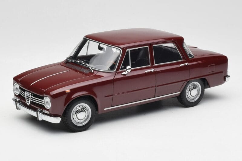 Alfa Romeo Giulia 1300 Donkerrood Minichamps 1:18 180120906 Metaal