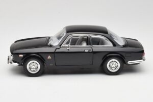 Alfa Romeo Giulia Sprint GTA Zwart Road Signature 1:18 92348 Metaal — afbeelding 4 van 8