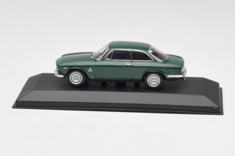 Alfa Romeo Giulia GTA 1300 Junior Groen Minichamps 1:43 ALFA010 Metaal