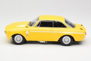 Alfa Romeo GTA 1300 Junior Geel Minichamps 1:18 155120024 Metaal — afbeelding 5 van 6