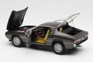 Alfa Romeo Montreal Bruin Metallic AUTOart 1:18 70173 Metaal — afbeelding 5 van 8