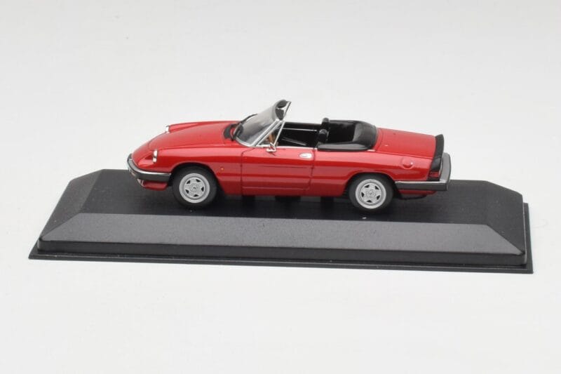 Alfa Romeo Spider 2000 Alfa Rood Minichamps 1:43 436120760 Metaal