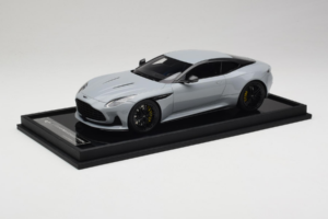 Aston Martin DB12 Nardo Gray MotorHelix 1:18 MH027NG Hars — afbeelding 2 van 7