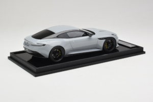 Aston Martin DB12 Nardo Gray MotorHelix 1:18 MH027NG Hars — afbeelding 3 van 7