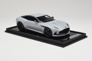 Aston Martin DB12 Nardo Gray MotorHelix 1:18 MH027NG Hars — afbeelding 4 van 7