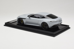 Aston Martin DB12 Nardo Gray MotorHelix 1:18 MH027NG Hars — afbeelding 5 van 7