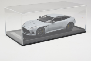 Aston Martin DB12 Nardo Gray MotorHelix 1:18 MH027NG Hars — afbeelding 6 van 7