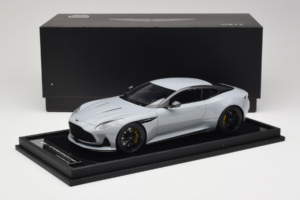 Aston Martin DB12 Nardo Gray MotorHelix 1:18 MH027NG Hars — afbeelding 7 van 7