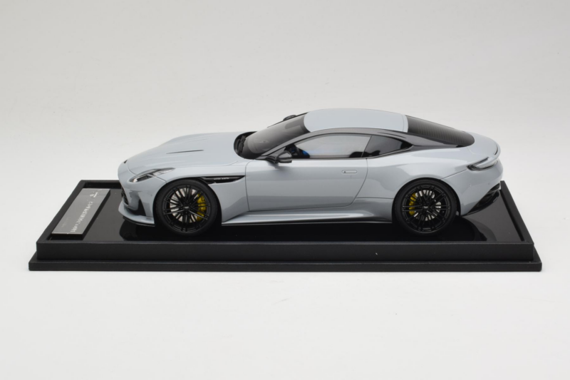Aston Martin DB12 Nardo Gray MotorHelix 1:18 MH027NG Hars