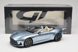 Aston Martin DB12 Volante Caribbean Blue Pearl GT Spirit 1:18 GT479 Hars — afbeelding 6 van 6