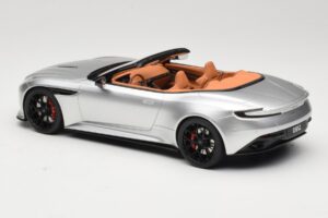 Aston Martin DB12 Volante Zilver GT Spirit 1:18 GT945 Hars — afbeelding 5 van 6