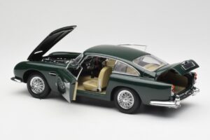 Aston Martin DB5 RHD Groen AUTOart 1:18 70024 Metaal — afbeelding 5 van 8