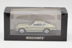 Aston Martin DBS Zilvergroen Metallic Minichamps 1:43 400137600 Metaal — afbeelding 4 van 4